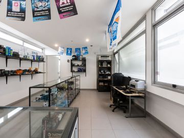Local en venta en La Plata con cochera