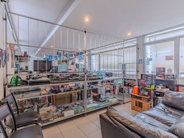 Local en venta en La Plata con cochera