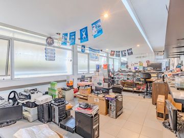 Local en venta en La Plata con cochera