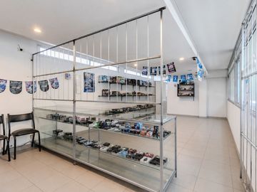 Local en venta en La Plata con cochera
