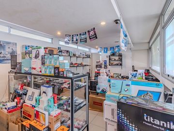 Local en venta en La Plata con cochera