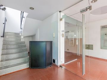 Local en venta en La Plata con cochera