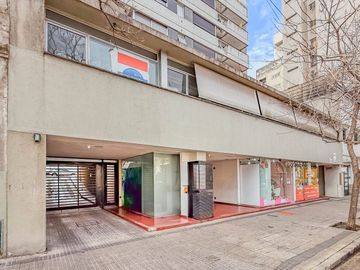 Local en venta en La Plata con cochera
