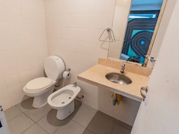 Local en venta en La Plata con cochera