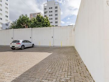 Local en venta en La Plata con cochera