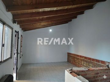 VENTA CASA CON QUINCHO CIPOLLETTI