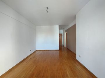 Venta 3 amb. Parque Chacabuco. Balcón y cochera.