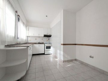 Venta 3 amb. Parque Chacabuco. Balcón y cochera.