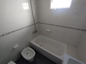Venta 3 amb. Parque Chacabuco. Balcón y cochera.