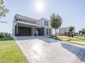 VENTA CASA EN PUERTOS DEL LAGO RIBERA A LA LAGUNA