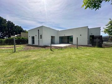 Casa en Venta 4 ambientes en Pilar del Este