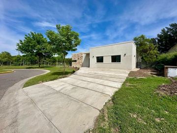 Casa en Venta 4 ambientes en Pilar del Este