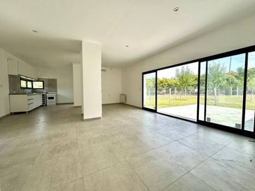 Casa en Venta 4 ambientes en Pilar del Este
