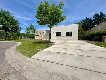 Casa en Venta 4 ambientes en Pilar del Este