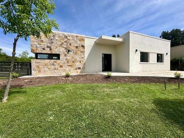 Casa en Venta 4 ambientes en Pilar del Este