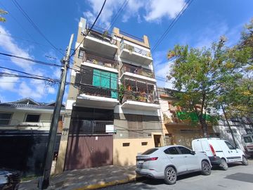 2 amb. balcón y cochera a mts. de Parque Saavedra