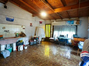 CASA 6 AMBIENTES VENTA TEMPERLEY CON QUINCHO