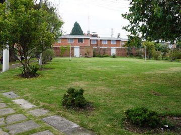 Casa en venta de 5 habitaciones con jardín en Bogotá, Niza.