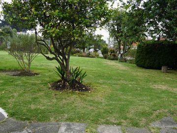 Casa en venta de 5 habitaciones con jardín en Bogotá, Niza.