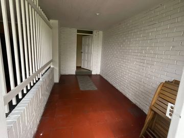 Casa en venta de 5 habitaciones con jardín en Bogotá, Niza.
