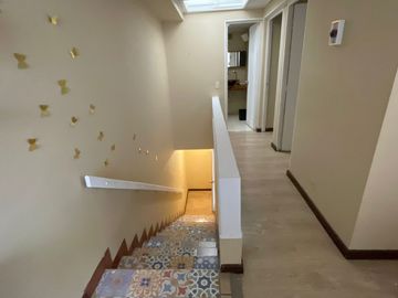 Casa en venta de 5 habitaciones con jardín en Bogotá, Niza.