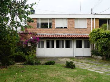 Casa en venta de 5 habitaciones con jardín en Bogotá, Niza.