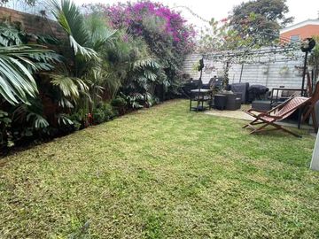 Casa en venta de 5 habitaciones con jardín en Bogotá, Niza.