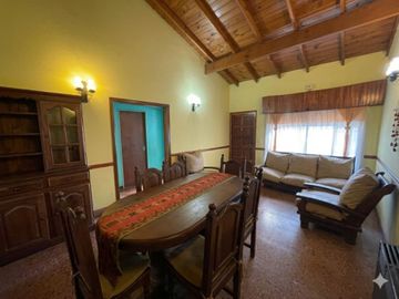 VENTA CASA 3 AMB COCHERA Y PILETA EN V. DE MAYO
