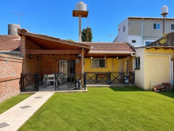 VENTA CASA 3 AMB COCHERA Y PILETA EN V. DE MAYO