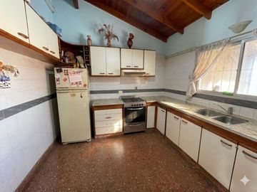 VENTA CASA 3 AMB COCHERA Y PILETA EN V. DE MAYO
