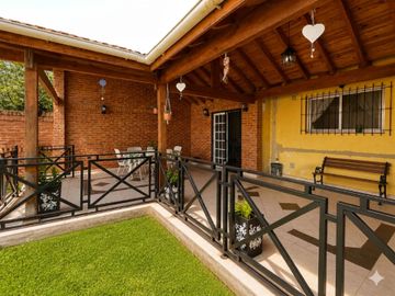 VENTA CASA 3 AMB COCHERA Y PILETA EN V. DE MAYO
