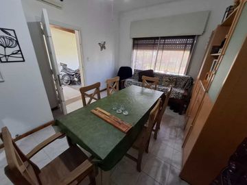 VENTA CASA 4 AMBIENTES CASTELAR COCHERA