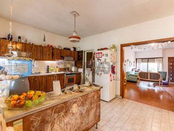 VENTA CASA 4 AMBIENTES CON PATIO PILETA Y GARAGE