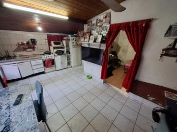 VENTA CASA 3 AMBIENTES COCHERA MAS DEPARTAMENTO