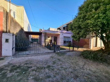 VENTA CASA 3 AMBIENTES COCHERA MAS DEPARTAMENTO
