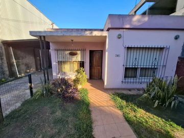 VENTA CASA 3 AMBIENTES COCHERA MAS DEPARTAMENTO