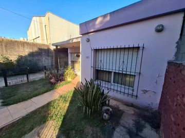 VENTA CASA 3 AMBIENTES COCHERA MAS DEPARTAMENTO