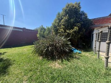 VENTA TERRENO Y CASA 3AMB A RECICLAR GRAND BOURG