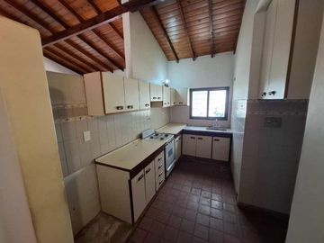 VENTA CASA 4 AMBIENTES MORENO CENTRO