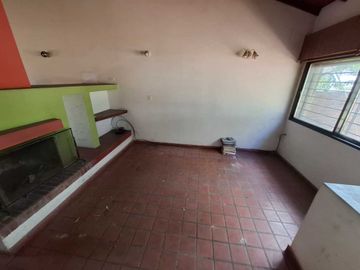 VENTA CASA 4 AMBIENTES MORENO CENTRO