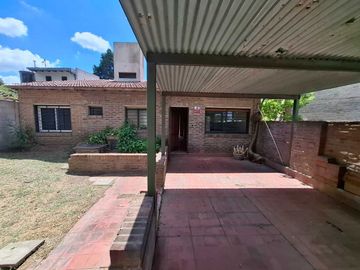 VENTA CASA 4 AMBIENTES MORENO CENTRO