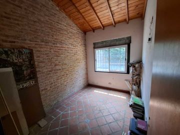 VENTA CASA 4 AMBIENTES MORENO CENTRO
