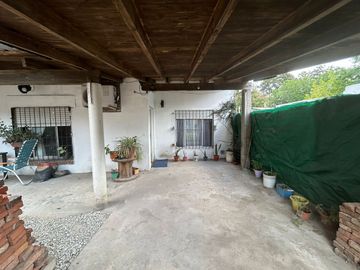 VENTA/ PERMUTA CASA 4 AMB. CON COCHERA - MORENO
