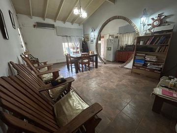 VENTA/ PERMUTA CASA 4 AMB. CON COCHERA - MORENO