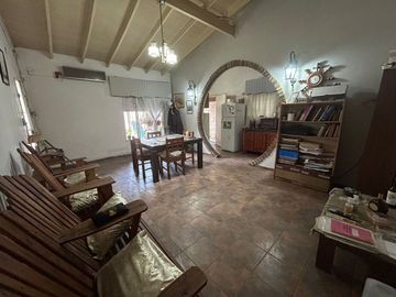 VENTA/ PERMUTA CASA 4 AMB. CON COCHERA - MORENO