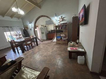 VENTA/ PERMUTA CASA 4 AMB. CON COCHERA - MORENO