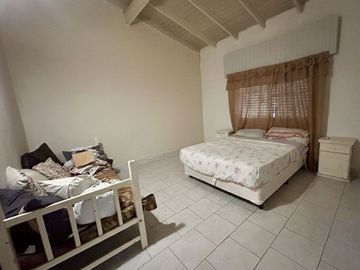 VENTA/ PERMUTA CASA 4 AMB. CON COCHERA - MORENO