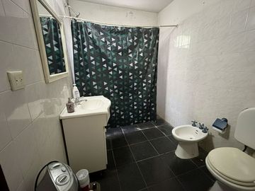 VENTA/ PERMUTA CASA 4 AMB. CON COCHERA - MORENO