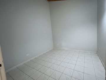 VENTA/ PERMUTA CASA 4 AMB. CON COCHERA - MORENO