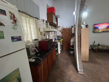 VENTA/ PERMUTA CASA 4 AMB. CON COCHERA - MORENO